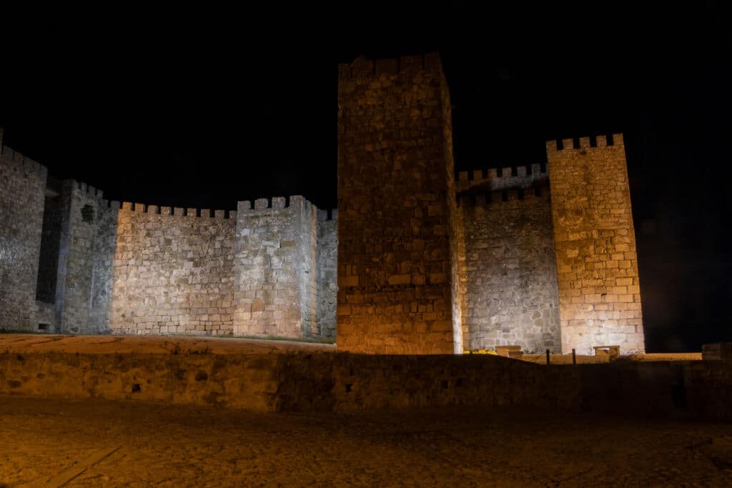 El Castillo de Trujillo, por la noche. Por Raul