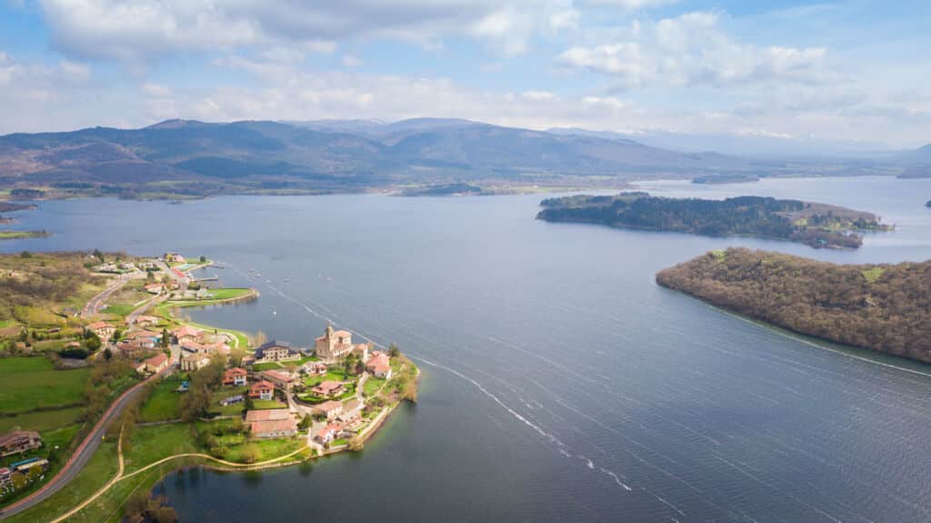 Al fondo, la isla de Zuhatza en medio del embalse de Ullibarri-Gamboa (Álava). Por jon_chica
