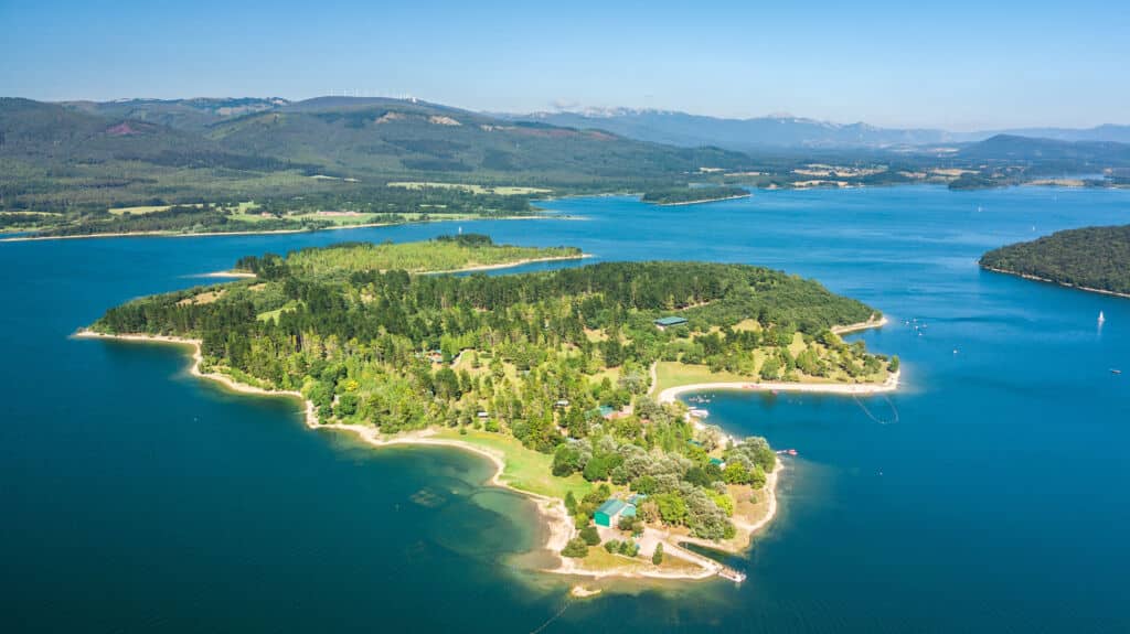 Isla de Zuhatza, en el embalse de Ullibarri-Gamboa (Álava). Por jon_chica