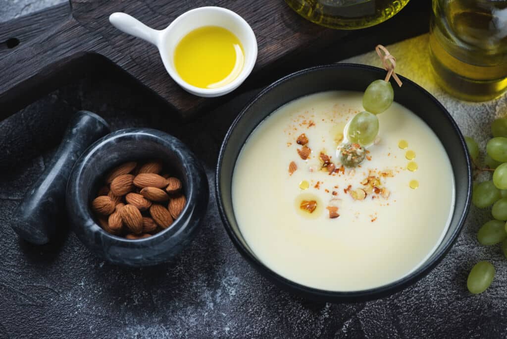 El ajoblanco, sopa fría malagueña de verano. Por Nickola_Che
