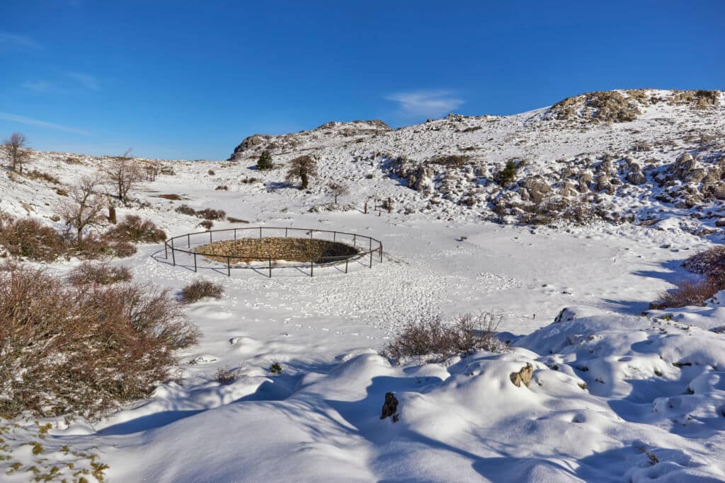 Antiguo pozo para fabricar hielo en la Sierra de las Nieves de Málaga. Por Jesnofer