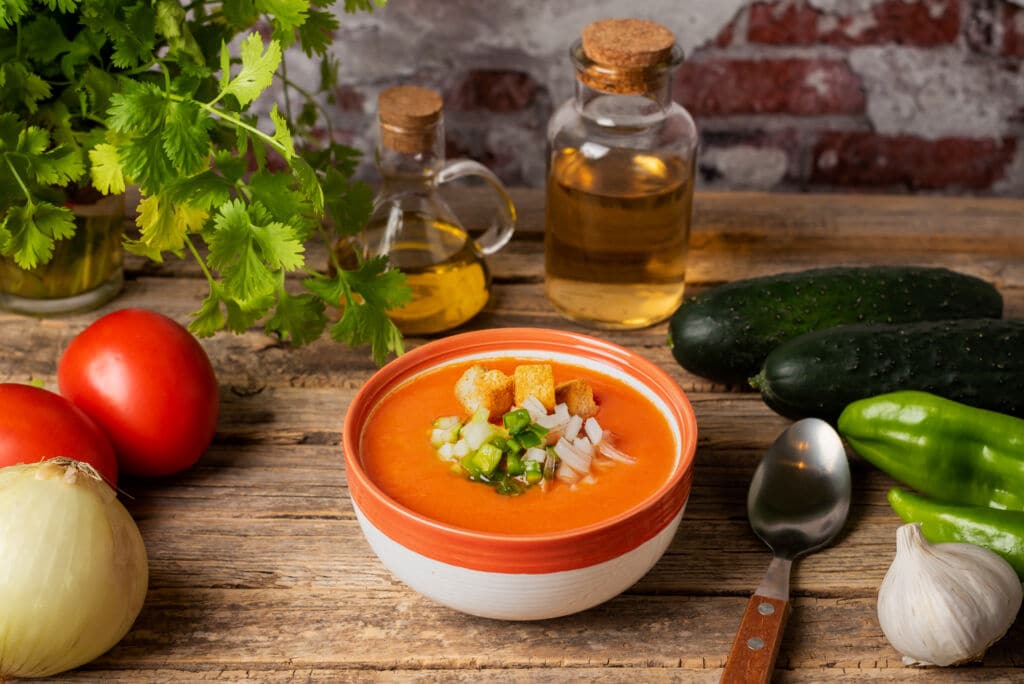 Gazpacho andaluz, una sopa fría imprescindible del verano. Por M. Perfectti