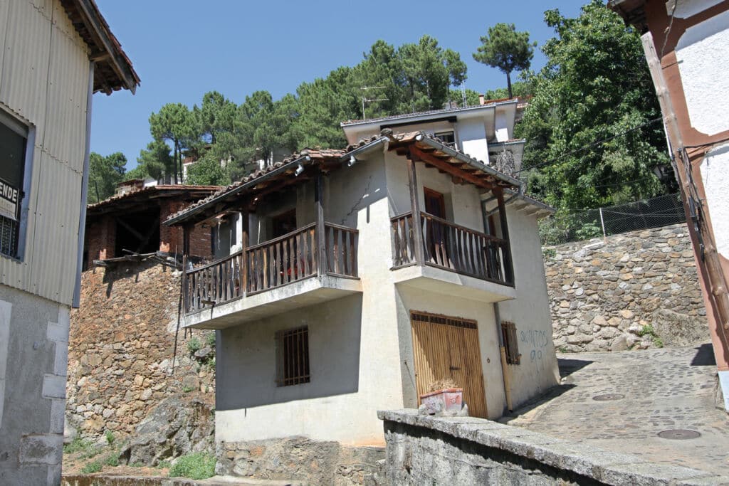 Casa típica de Guisando, en Ávila. Por José Luis Sánchez Ma.