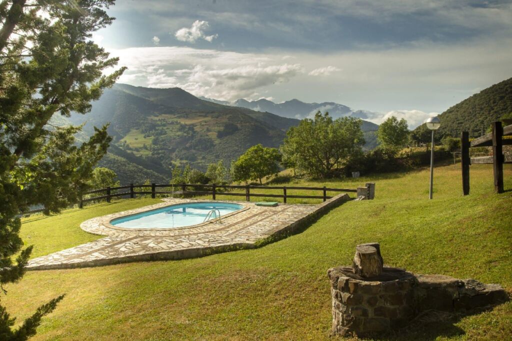 Piscina con vistas a los Picos de Europa en Apartamentos El Patio (Cantabria)