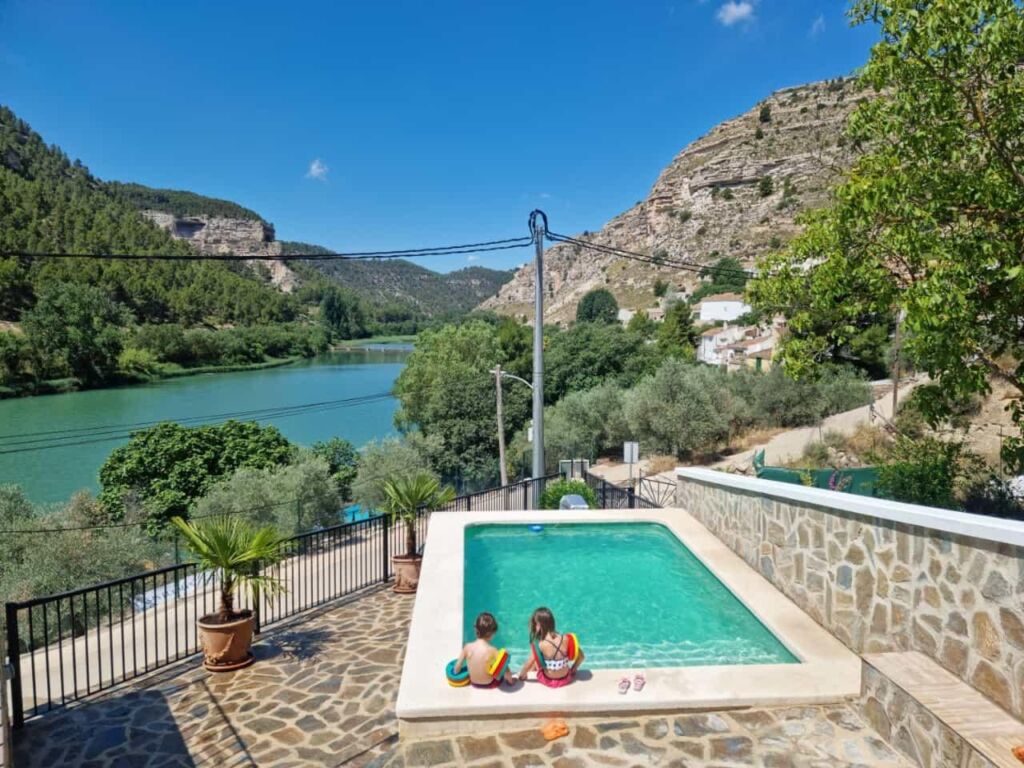 Piscina con vistas en las Casas Rurales Río Tranquilo