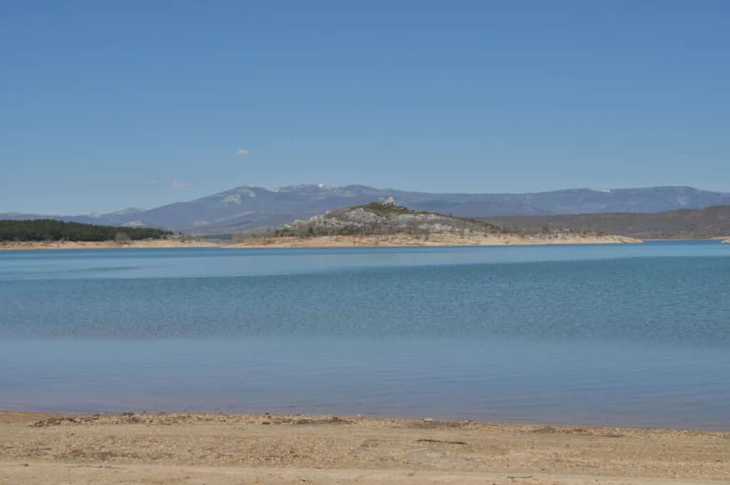 Embalse de Aguilar de Campoo (Palencia). Por Luis Rogelio HM - Embalse de Aguilar (Aguilar de Campoo) - 004, CC BY-SA 2.0, https://commons.wikimedia.org/w/index.php?curid=72822927