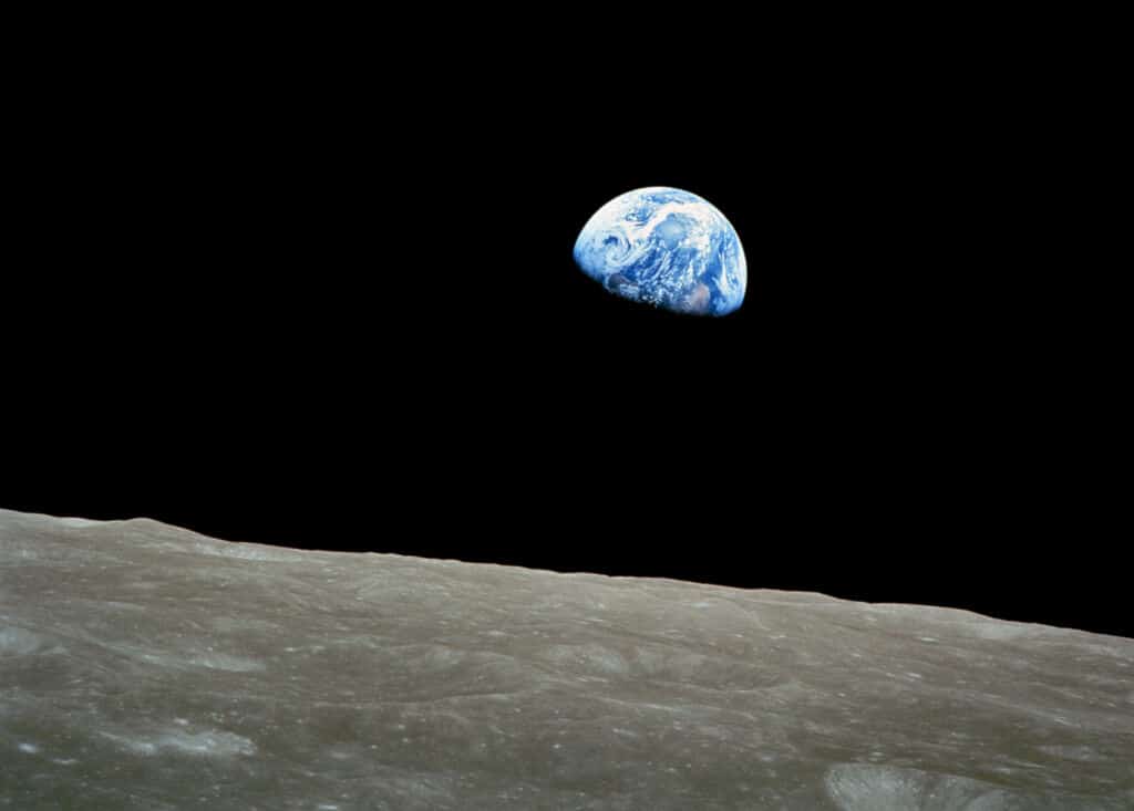 Primera foto de la Tierra tomada por un ser humano desde la Luna. Esta foto se recibió en la Estación Apolo de Fresnedillas en la Navidad de 1968. Por NASA / Bill Anders