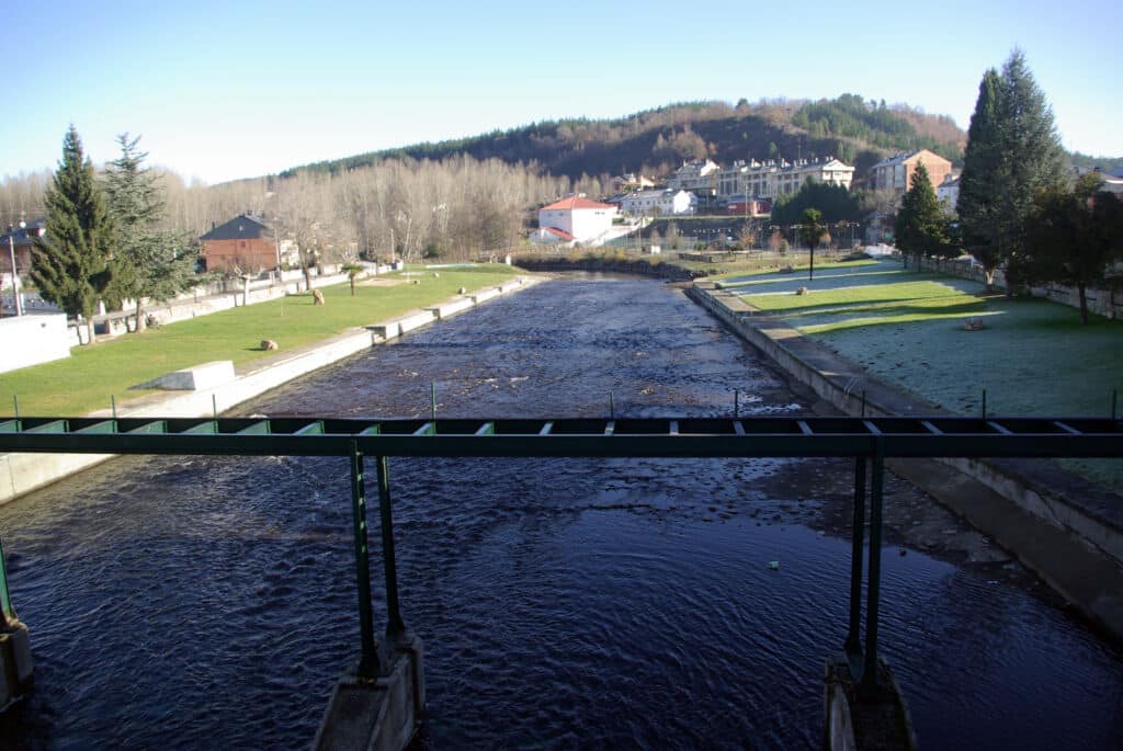 Piscina fluvial de Vega de Espinareda. Por David Perez.