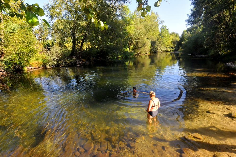 Playa fluvial del río Burbia en Corullón (León). Foto de Turismo Corullón