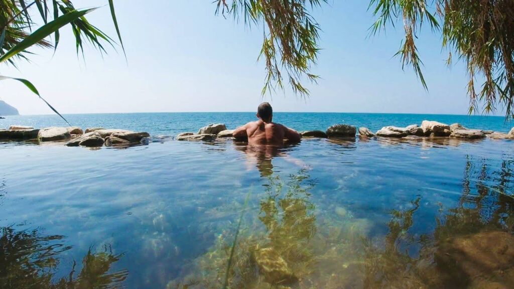 Piscina natural de la playa Molino de Papel. Por EsNerja.com