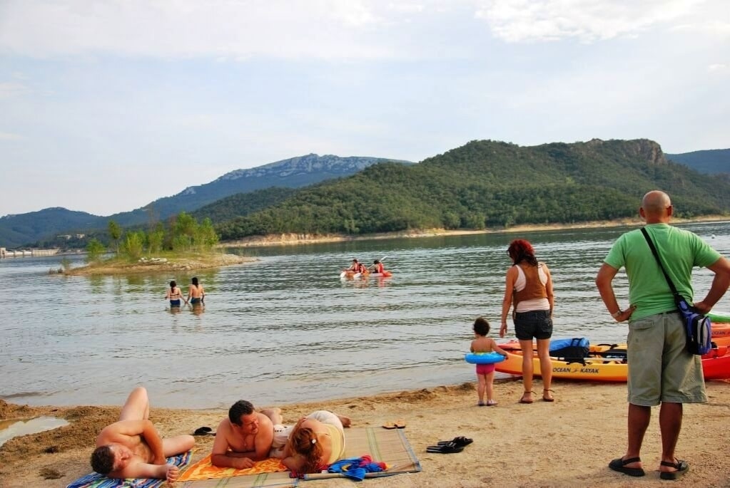 Playa fluvial del embalse de Darnius-Boadella (Girona).
