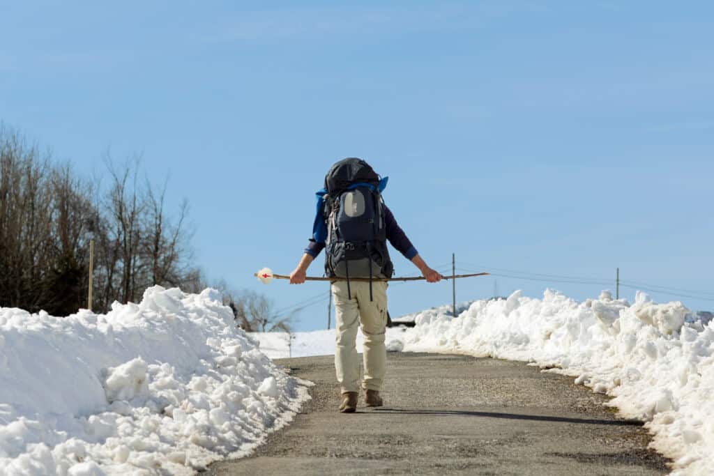 Un peregrino haciendo el Camino de Santiago en invierno. Por GDM photo and video