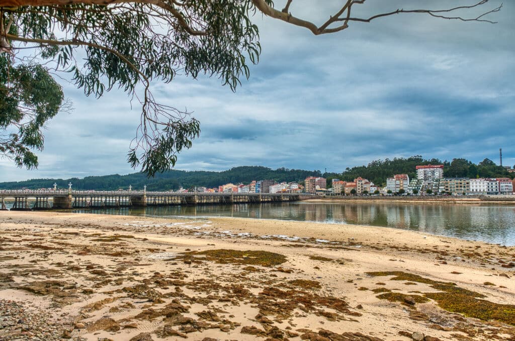 El puente que comunica O Grove con la Isla de la Toja, en Pontevedra. Por Joan Vadell