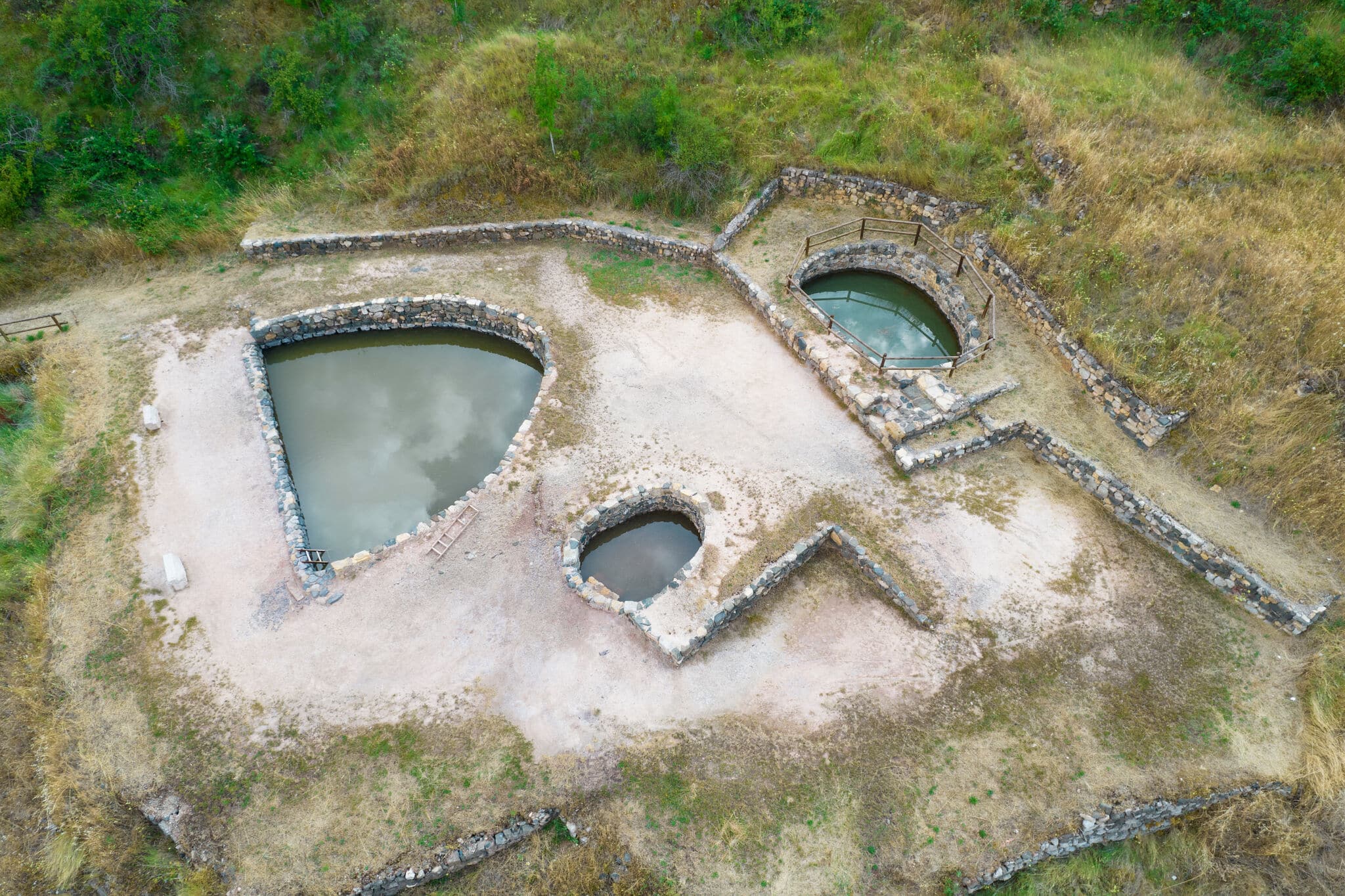 Antiguas minas de sal en Poza de la Sal (Burgos), hoy habilitadas como zona de baño de gran flotabilidad por su alto contenido en sal. Por Francisco Javier Gil