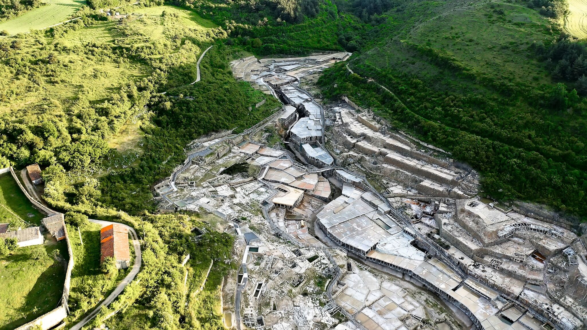 Las salinas de Añana (Álava), blancas por la sal. Por Jose Lledo
