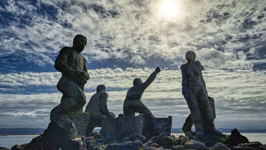 Escultura en homenaje a los voluntarios en la limpieza del naufragio del Prestige, en el sendero Pedras Negras de San Vicente do Mar (O Grove, Pontevedra). Por Jobove