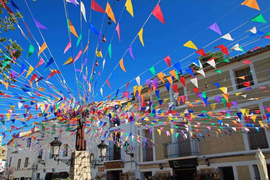 Un pueblo en fiestas. Por vouvraysan