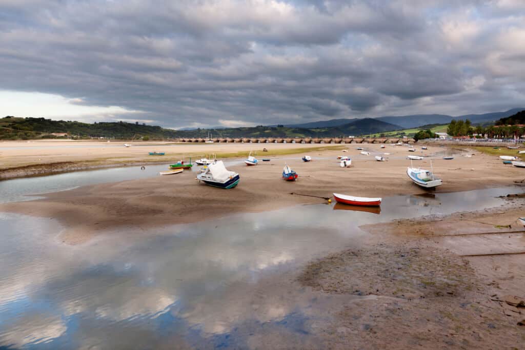 Marea baja en San Vicente de la Barquera (Cantabria). Por Ana Tramont