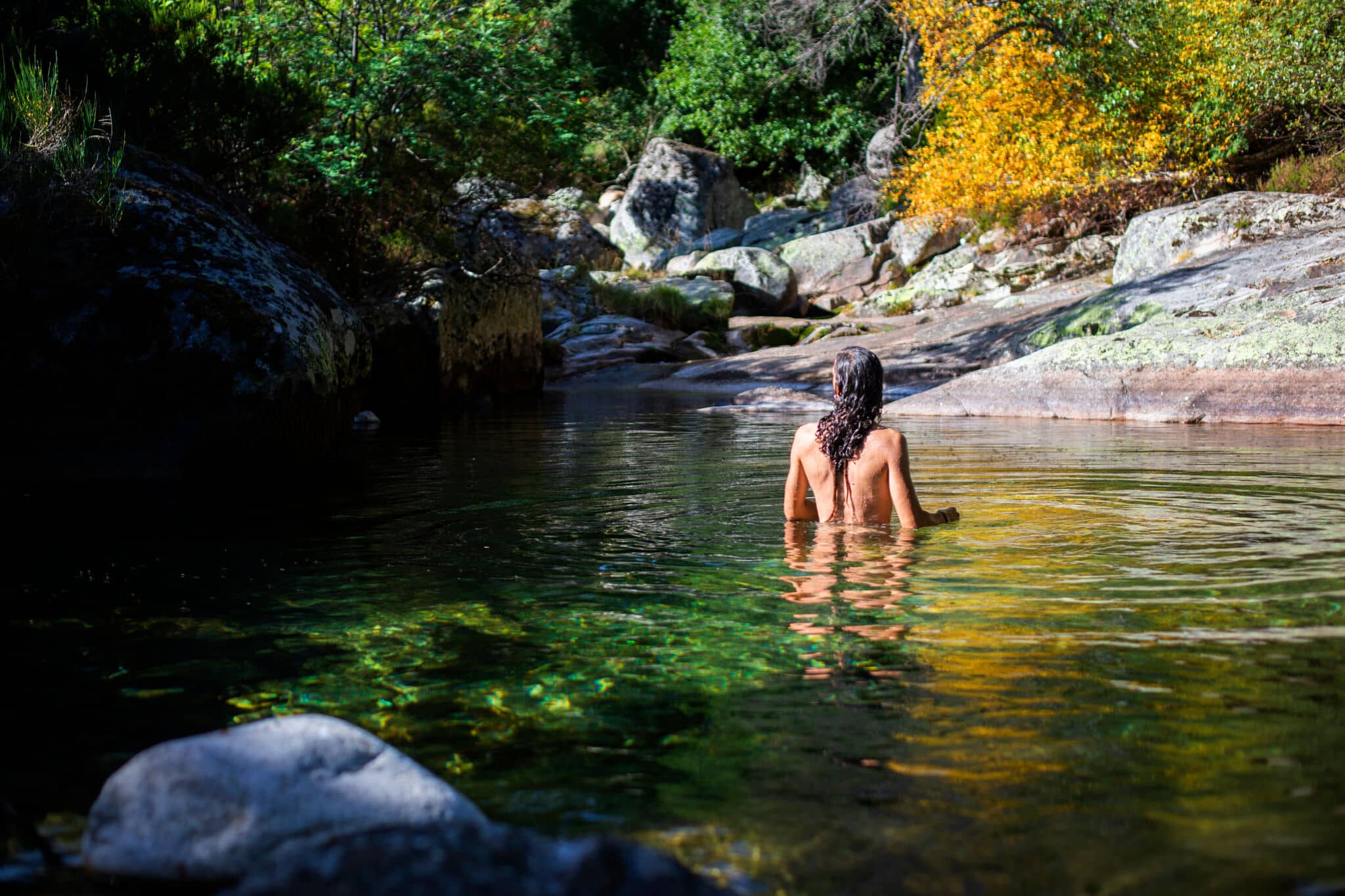 Baño en una piscina natural en el bosque. Por Merysu