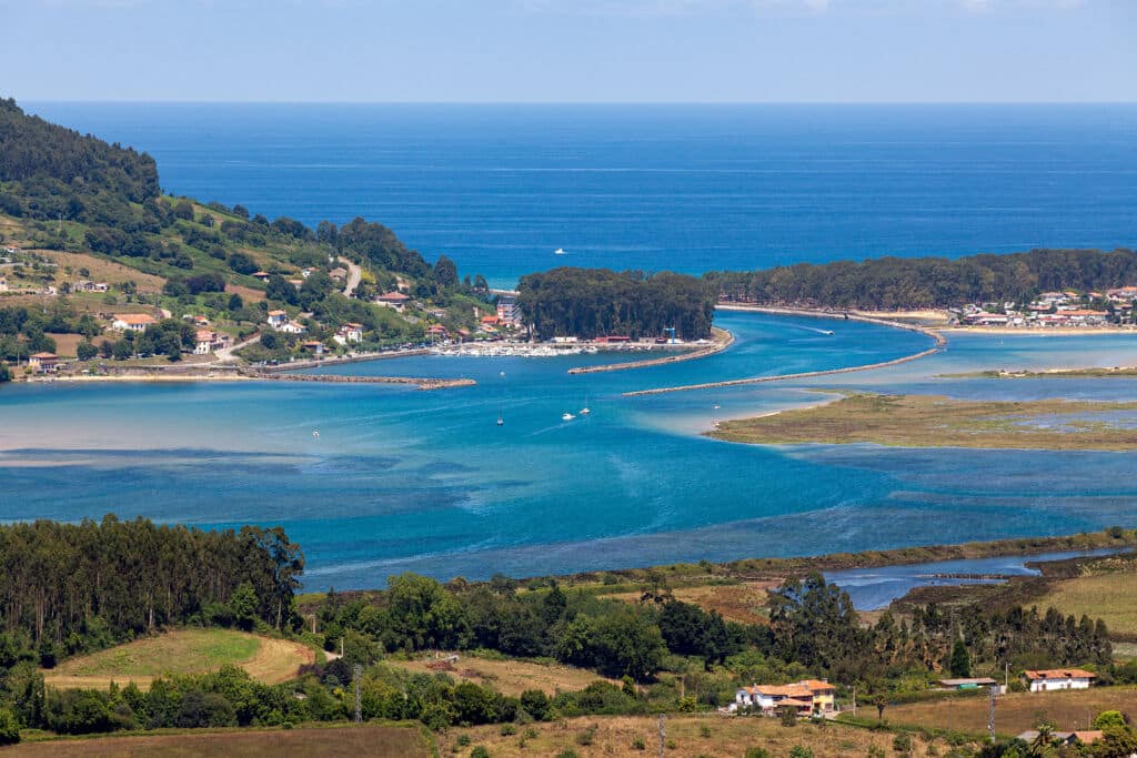 Vista aérea de la ría de Villaviciosa, playa de Rodiles y el Puntal. Por lleandralacuerva