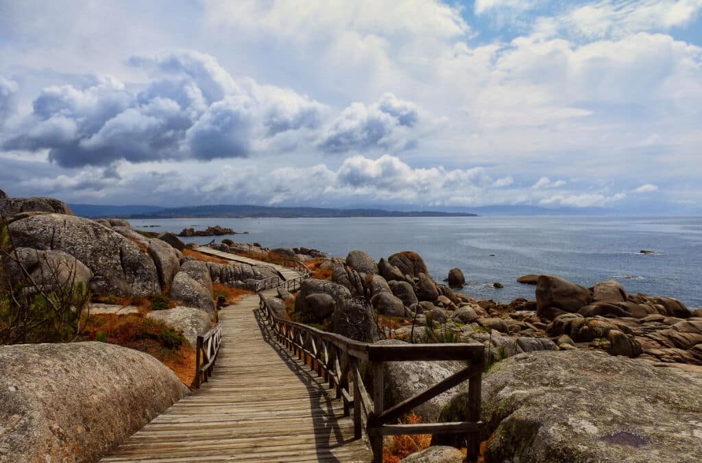 Pasarela en el Sendeiro de Pedras Negras de O Grove (Pontevedra). Por breracid
