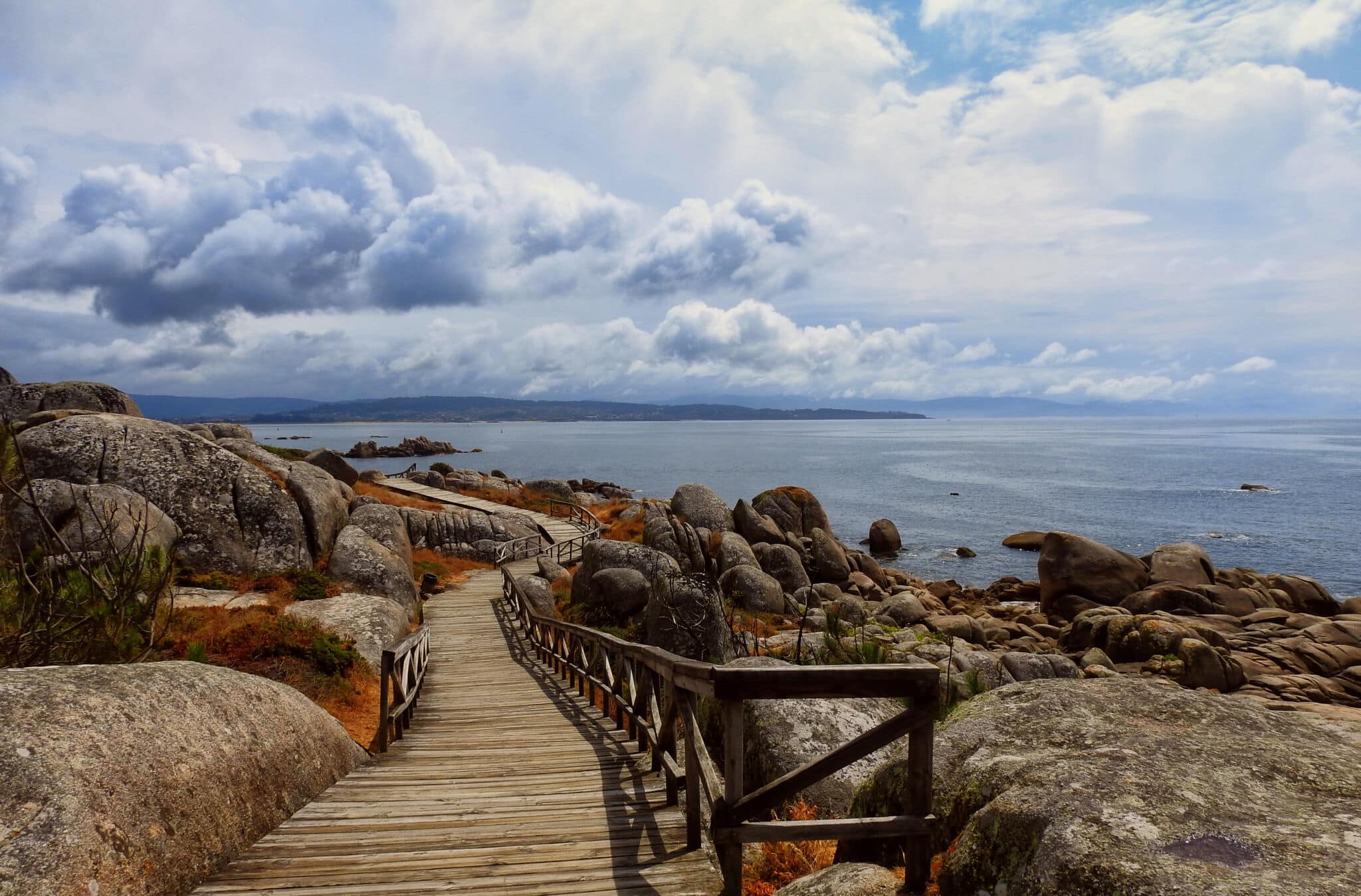 El Sendeiro de Pedras Negras: una pasarela junto al mar y calas de ensueño en Pontevedra