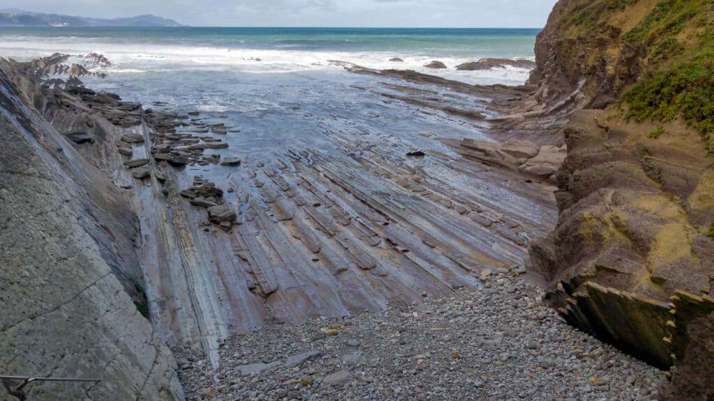 Pequeña cala con flysch al descubierto en Zumaia (Guipúzcoa), cuando la marea empieza a subir. Por vanessa