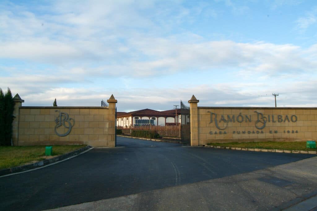 Entrada a la Bodega Ramón Bilbao, marca que ofrece vendimia nocturna al final del verano en Nava del Rey (Valladolid). Por M. Cuadro