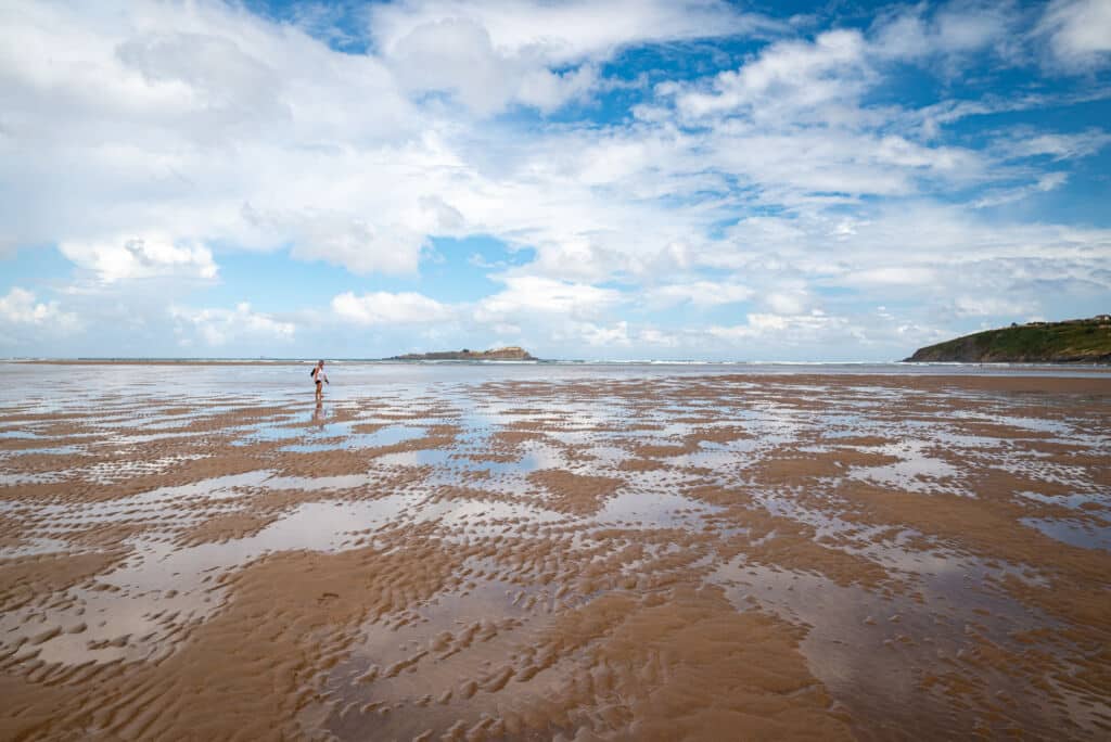 Una persona camina por la reserva de Urdaibai (Vizcaya), en marea baja. Por Neissl