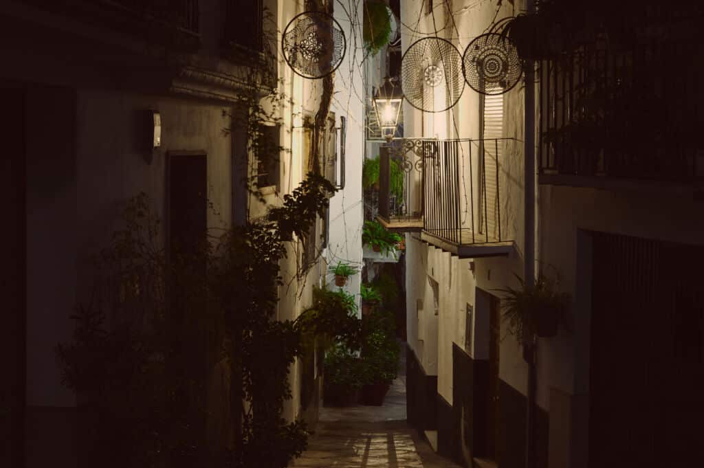 La calle Adentro de Quesada (Jaén), por la noche. Por Taras Grebinets