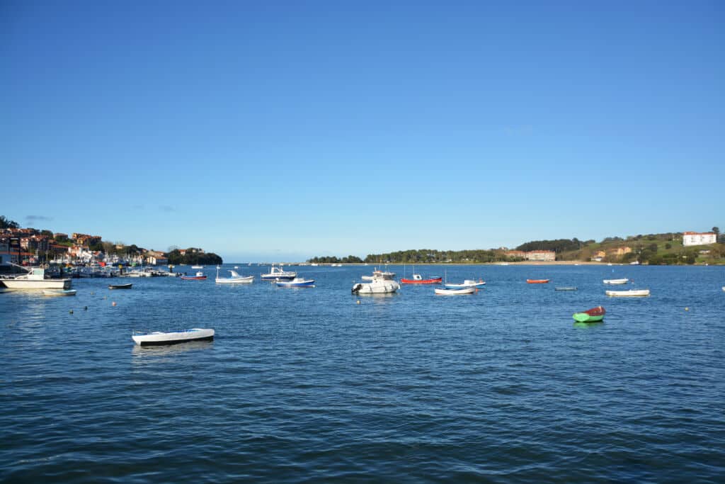 Bahía de San Vicente de la Barquera (Cantabria), con marea alta. Por uzkiland