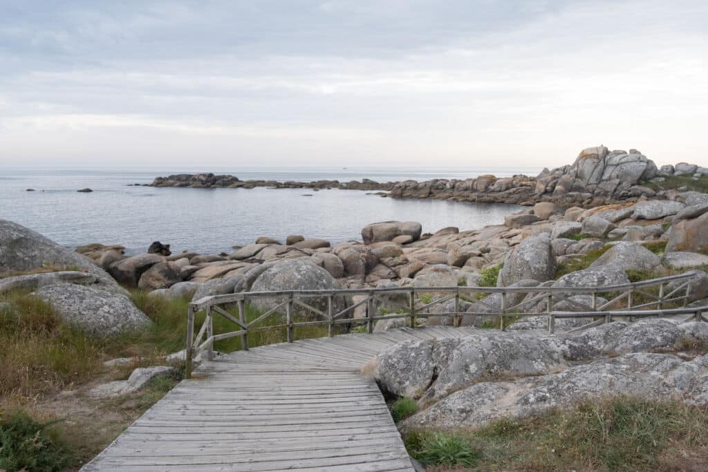 Pasarela de madera en el Sendeiro de Pedras Negras de O Grove (Pontevedra). Por iago