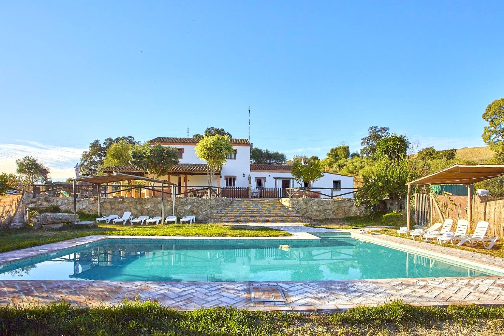 El plan más buscado del verano: 15 casas rurales con piscina y barbacoa 🏊