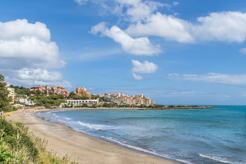 Playa del Cristo en Estepona, Málaga. Por gb27photo
