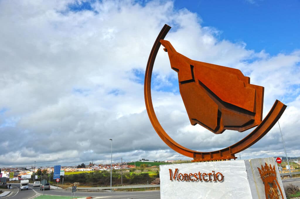 Pata de jamón en la entrada de Monesterio (Badajoz). Por joserpizarro