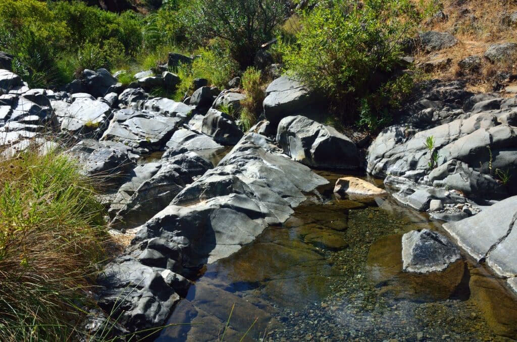 Pozas en el sendero que conduce al Charco de la Virgen de Tolox (Málaga). Por BestTravelPhoto
