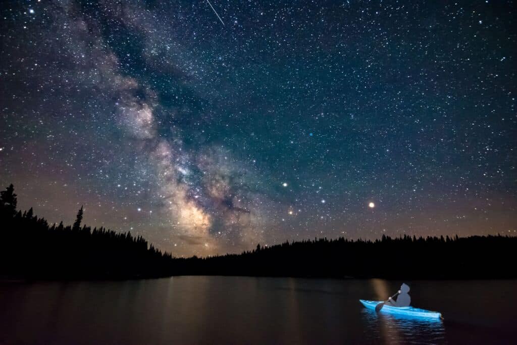 Kayak bajo las estrellas. Por Caillum Smith/Wirestock Creators