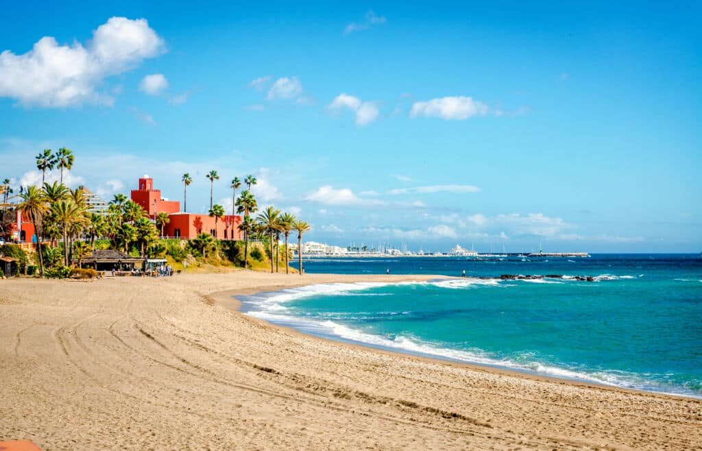 Playa de Bil-Bil en Benalmádena, Málaga. Por Alex Tihonov