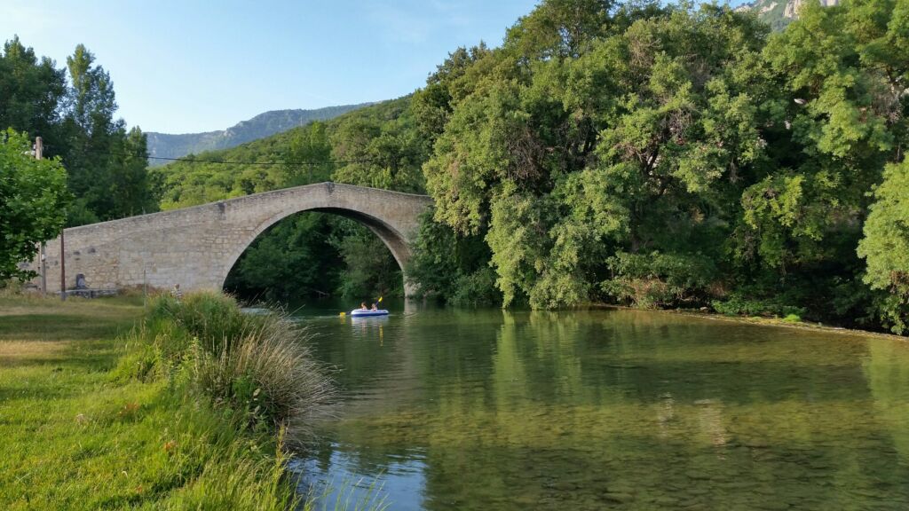 Río Urederra en Artavia. Por Casa rural Basaula (Wikimedia Commons)