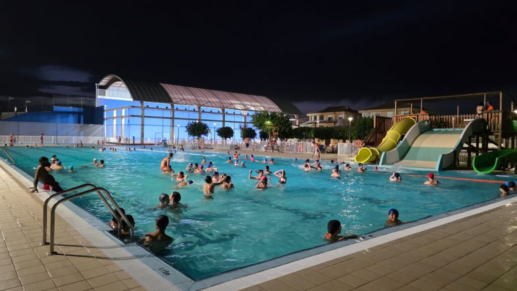 Piscina de Corella abierta de noche, Navarra. Por Ayuntamiento de Corella