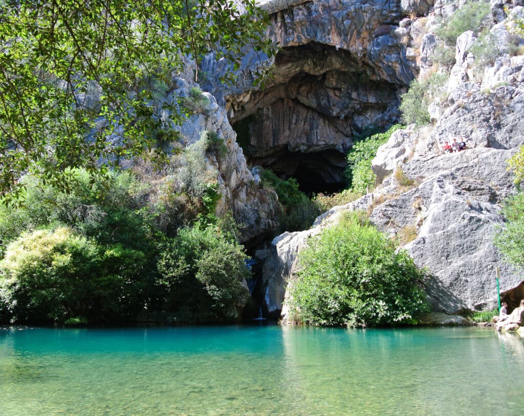 Piscina natural Charco Frío, bajo la cueva del Gato (Benaoján, Málaga).