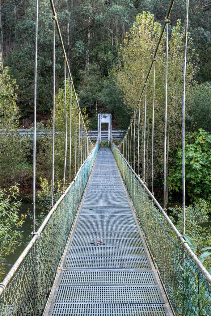 El puente colgante que cruza a O Xirimbao (A Coruña, Galicia). Por EMILIA