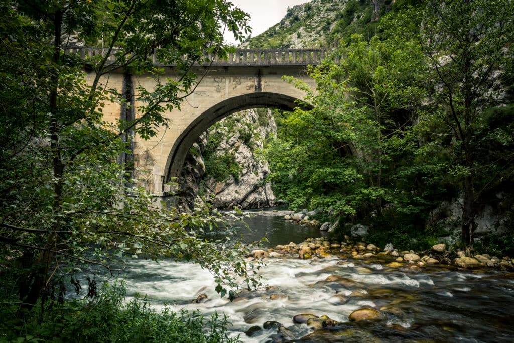 Puente sobre el río Nalón, cerca de la cueva Deboyu (Asturias). Por iabegega
