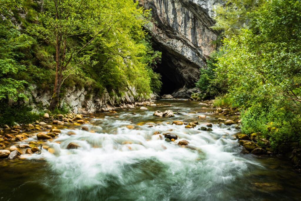 La cueva Deboyu se 'traga' el río Nalón en Asturias, que reaparece 200 de metros después. Por iabegega