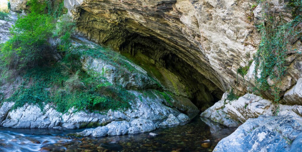 La cueva Deboyu de Asturias, donde desaparece el río Nalón. Por JUAN CARLOS MUNOZ