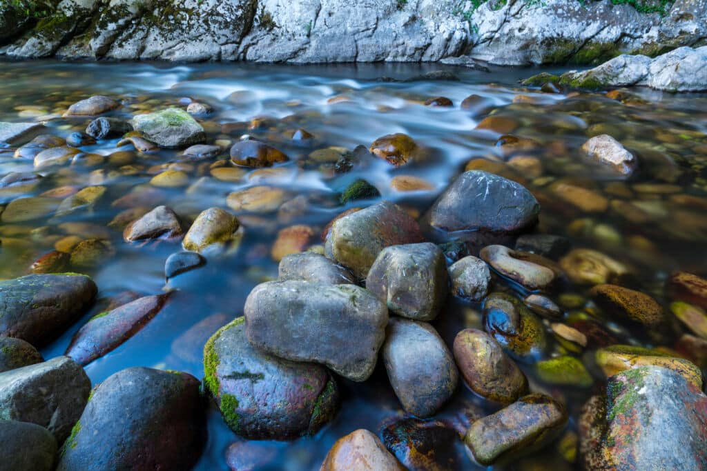 El río Nalón, en las proximidades de la cueva Deboyu (Asturias). Por JUAN CARLOS MUNOZ