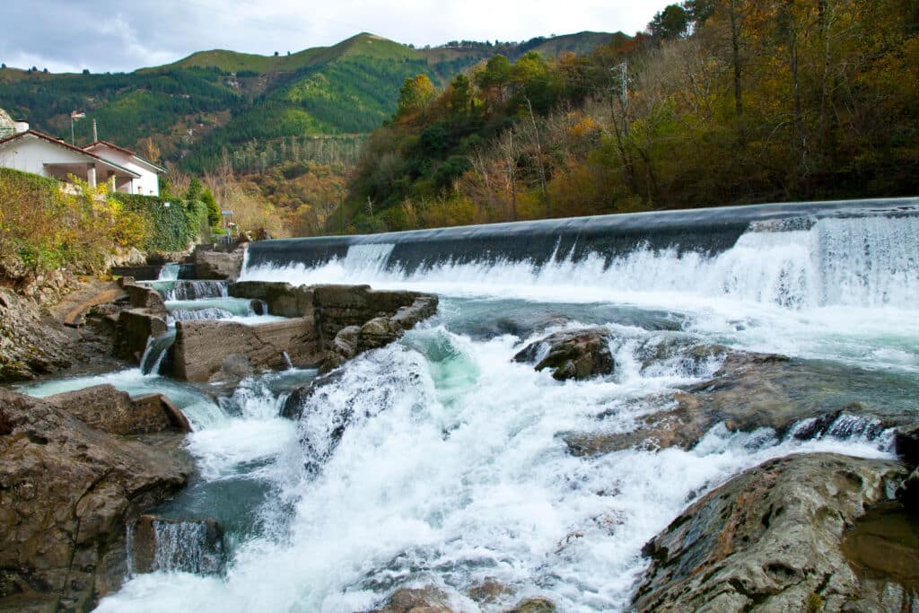 La Salmonera de Cañu, en el río Sella (Asturias). Por JUAN CARLOS MUNOZ