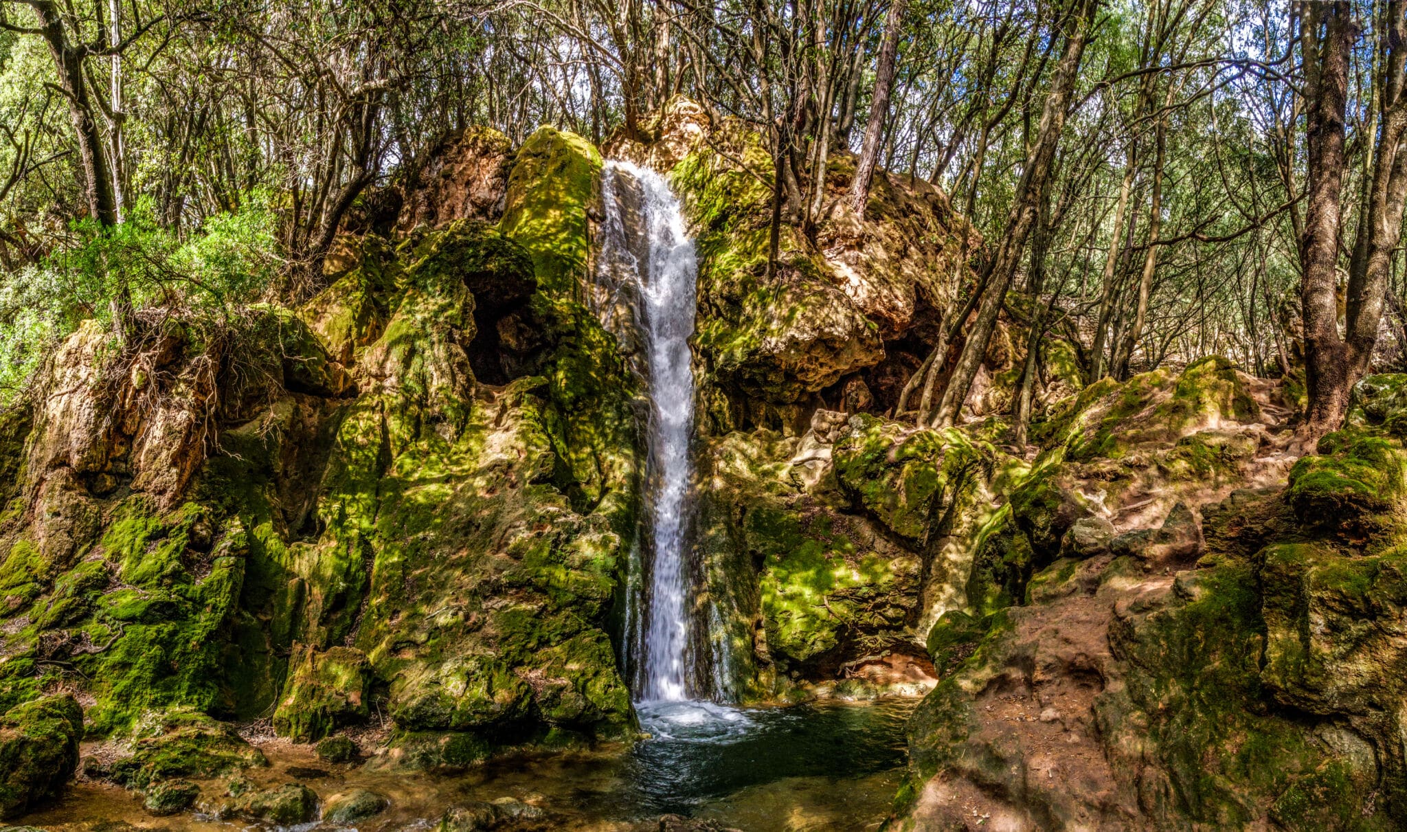 La ruta de senderismo más corta para ver una cascada en cada comunidad autónoma de España