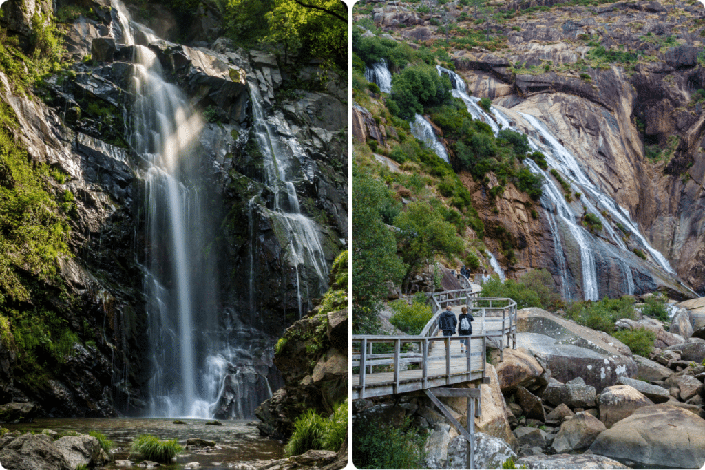 Dos cascadas caen por unos acantilados rocosos; la cascada de la izquierda desemboca directamente en una pequeña poza, mientras que la de la derecha se ve cerca de una pasarela de madera donde hay dos personas contemplando el paisaje. Ambas cascadas están rodeadas de vegetación.