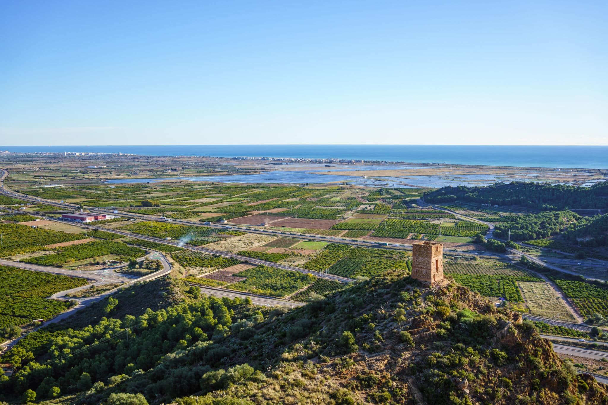 Vista aérea del marjal de Almenara (Castellón) y el litoral mediterráneo.